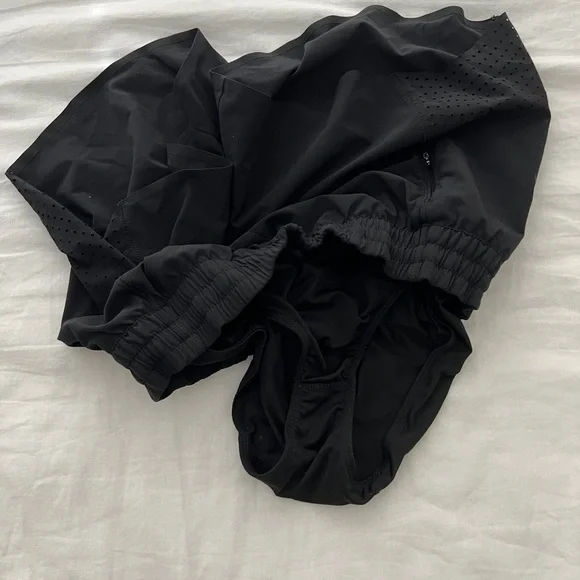 Athleta Black 3” Hustle Shorts - Picture 3 of 5